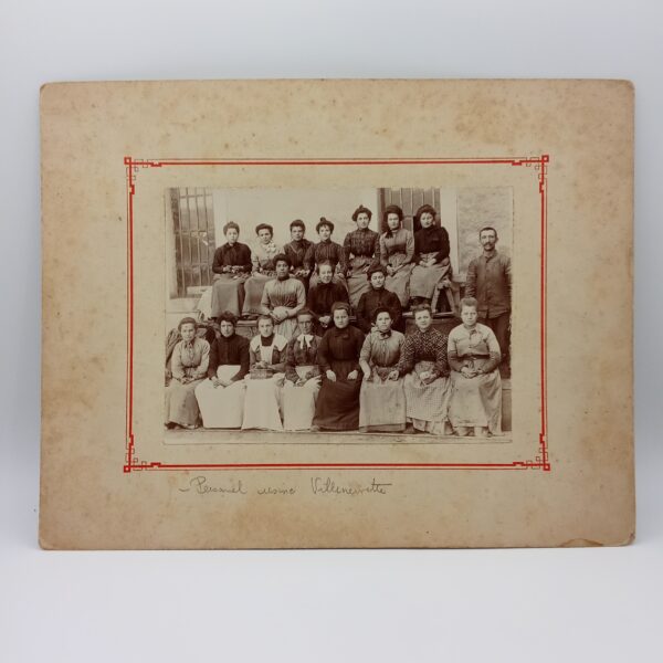 Le Personnel Féminin de l’Usine de Villeneuvette, Épreuve Argentique, 1900. – Image 2