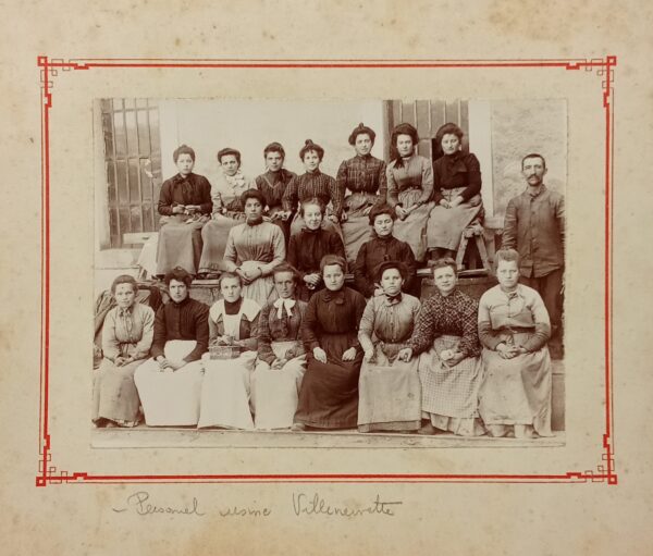 Le Personnel Féminin de l’Usine de Villeneuvette, Épreuve Argentique, 1900. – Image 4