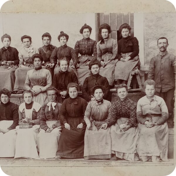 Le Personnel Féminin de l’Usine de Villeneuvette, Épreuve Argentique, 1900.