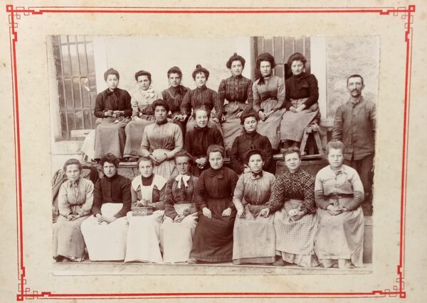 Le Personnel Féminin de l’Usine de Villeneuvette, Épreuve Argentique, 1900. – Image 3